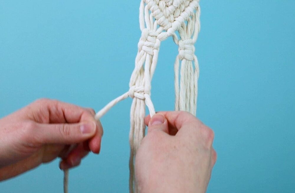 finish the square knot as usual to complete the switch knot
