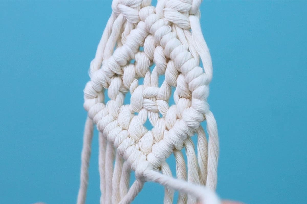 free-macrame-hat-hanger-pattern-easy-diy-tutorial-marching-north