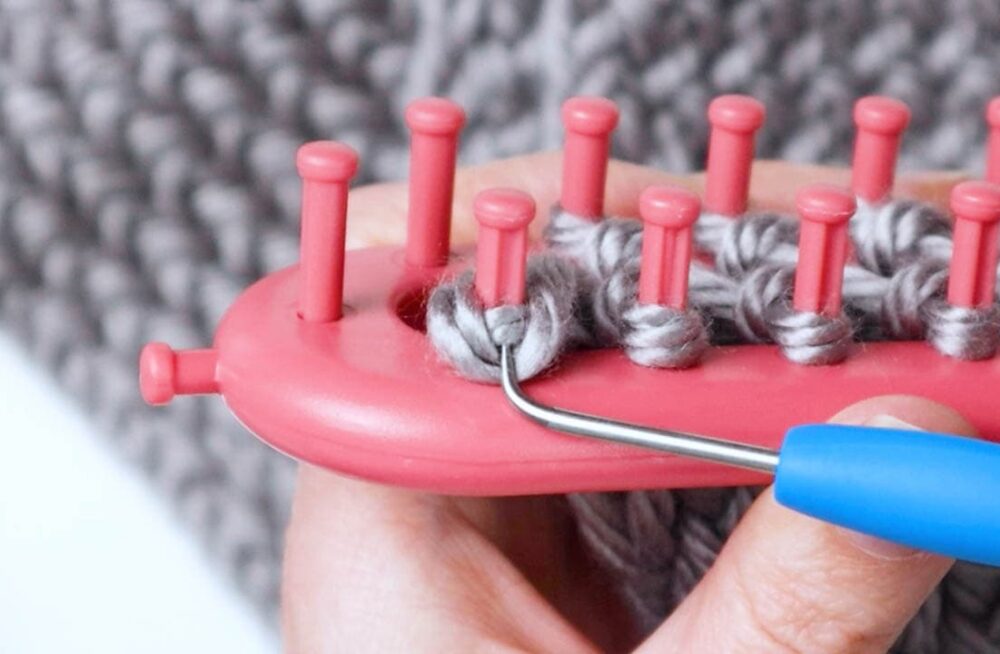 insert the hook through the top loop and grab the bottom loop