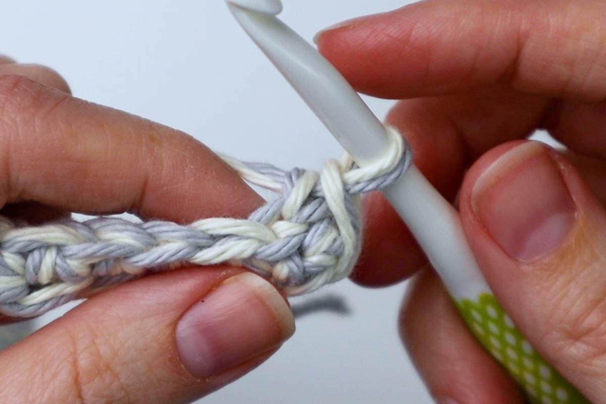 make a single crochet