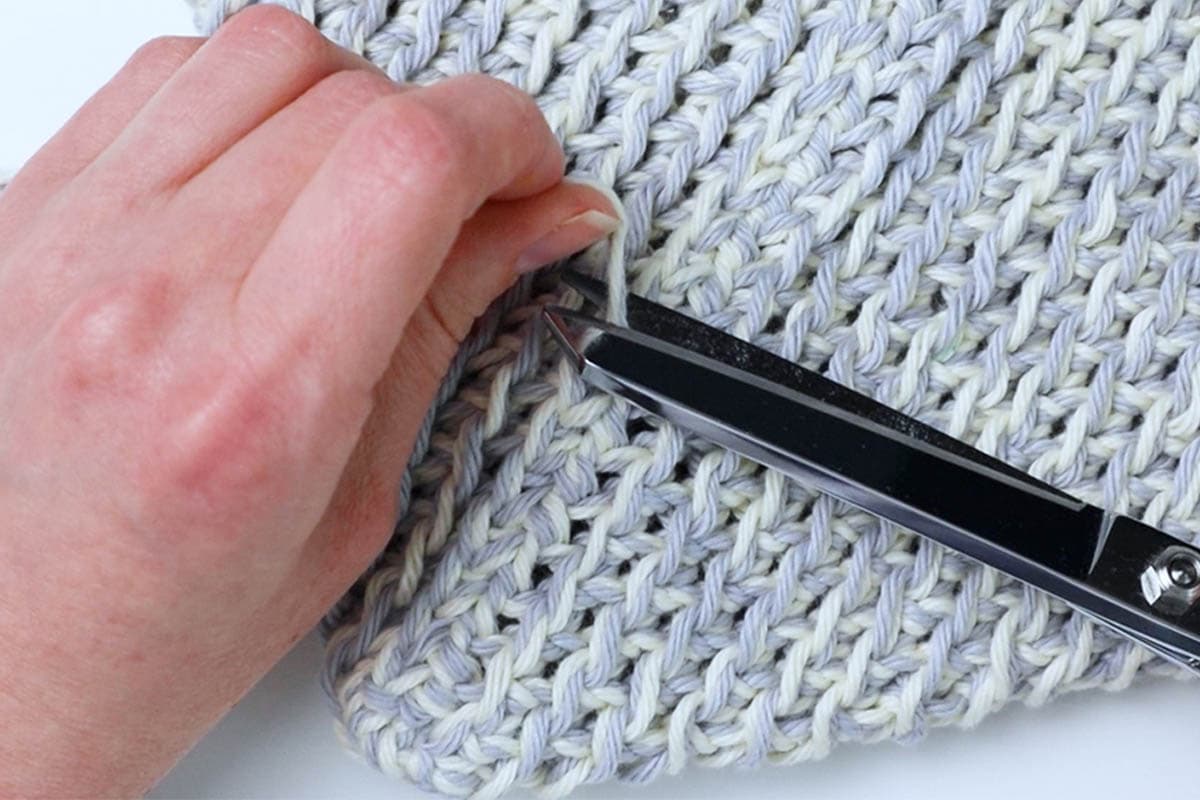 cut off the excess yarn