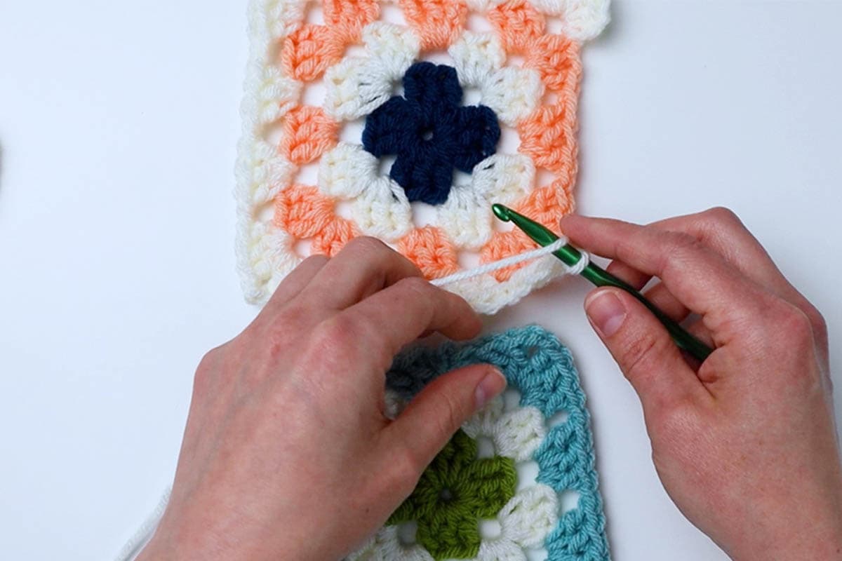 How to Join Granny Squares with the Continuous Join As You Go Method (CJAYGO) Marching North