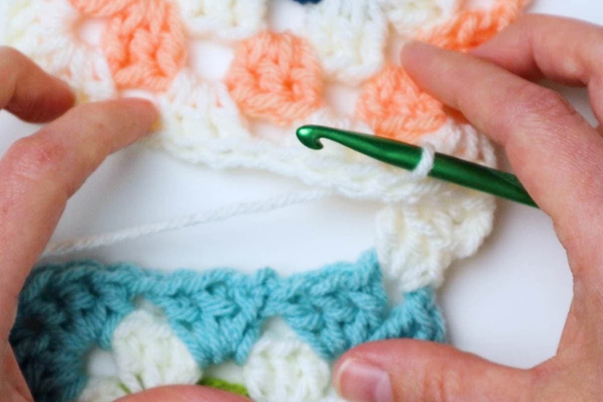 finishing the flat join for the granny square