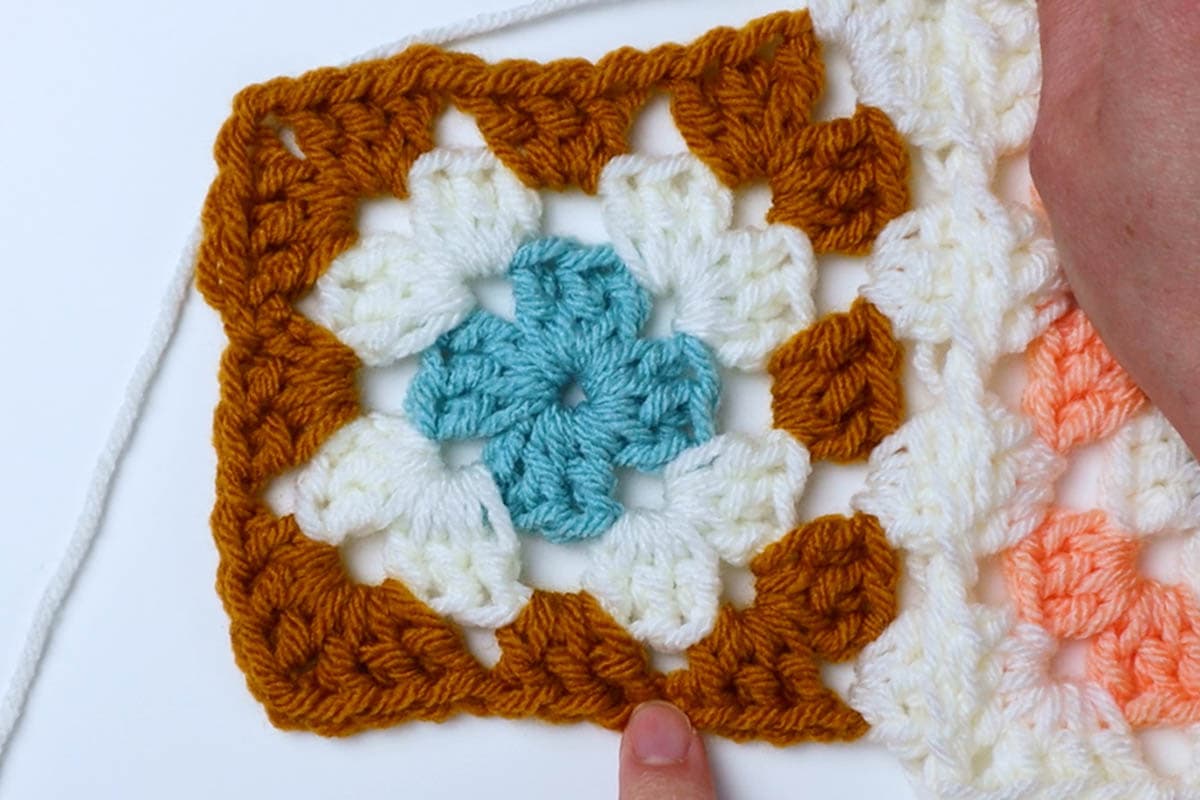 How to Join Granny Squares with the Continuous Join As You Go Method (CJAYGO) Marching North