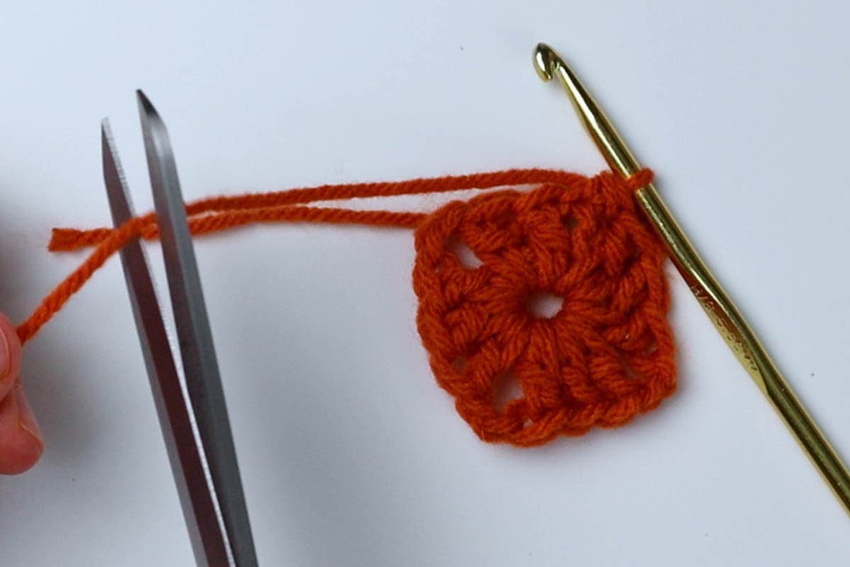 cut the yarn and finish off the first row