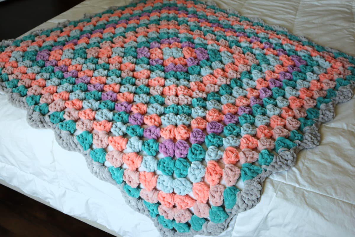 Giant Continuous Granny Square Blanket Pattern with Video Marching Giant Continuous Granny Square Blanket Pattern with Video Marching