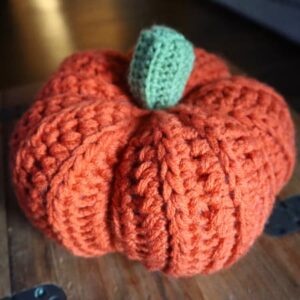featured image of finished crochet pumpkin pattern
