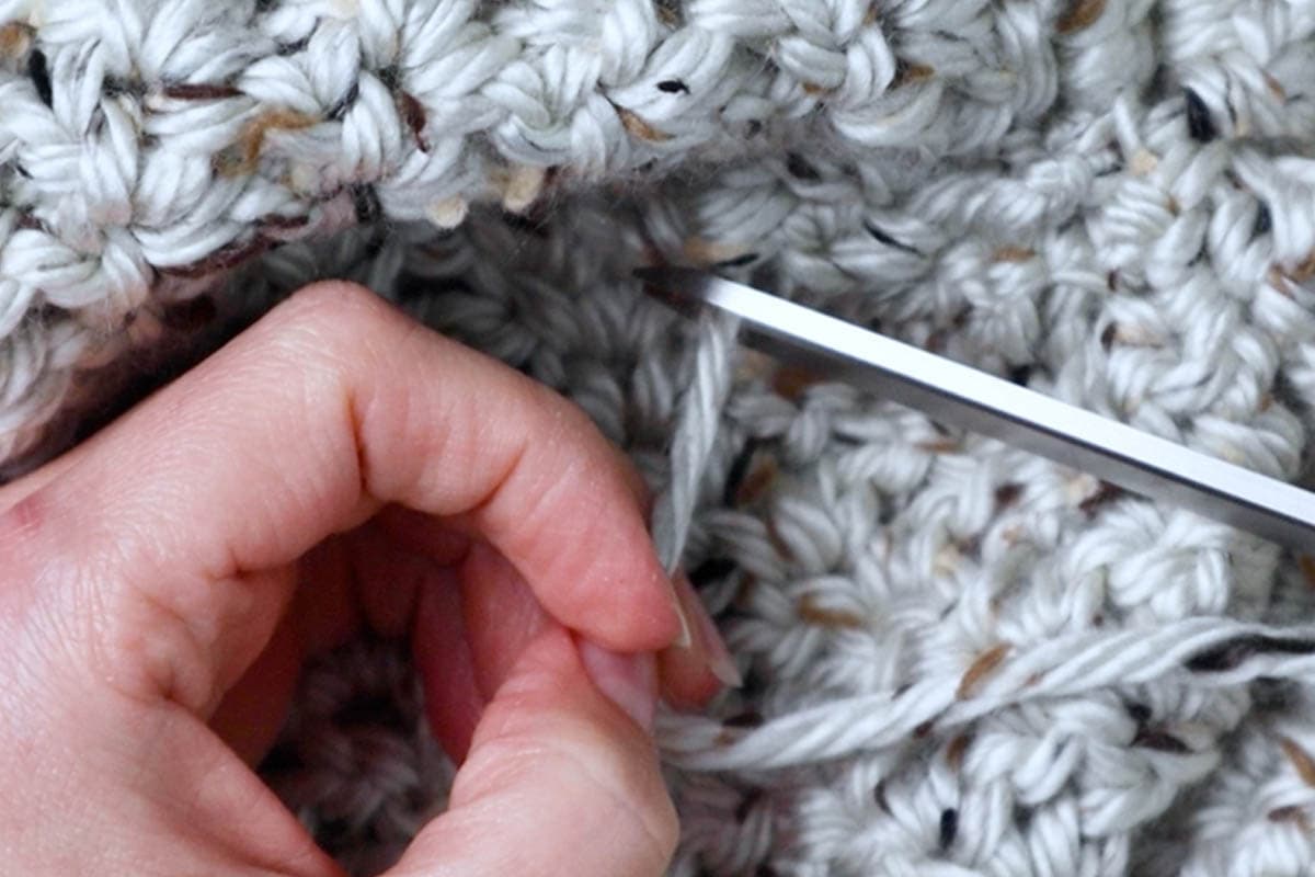 cut the excess yarn