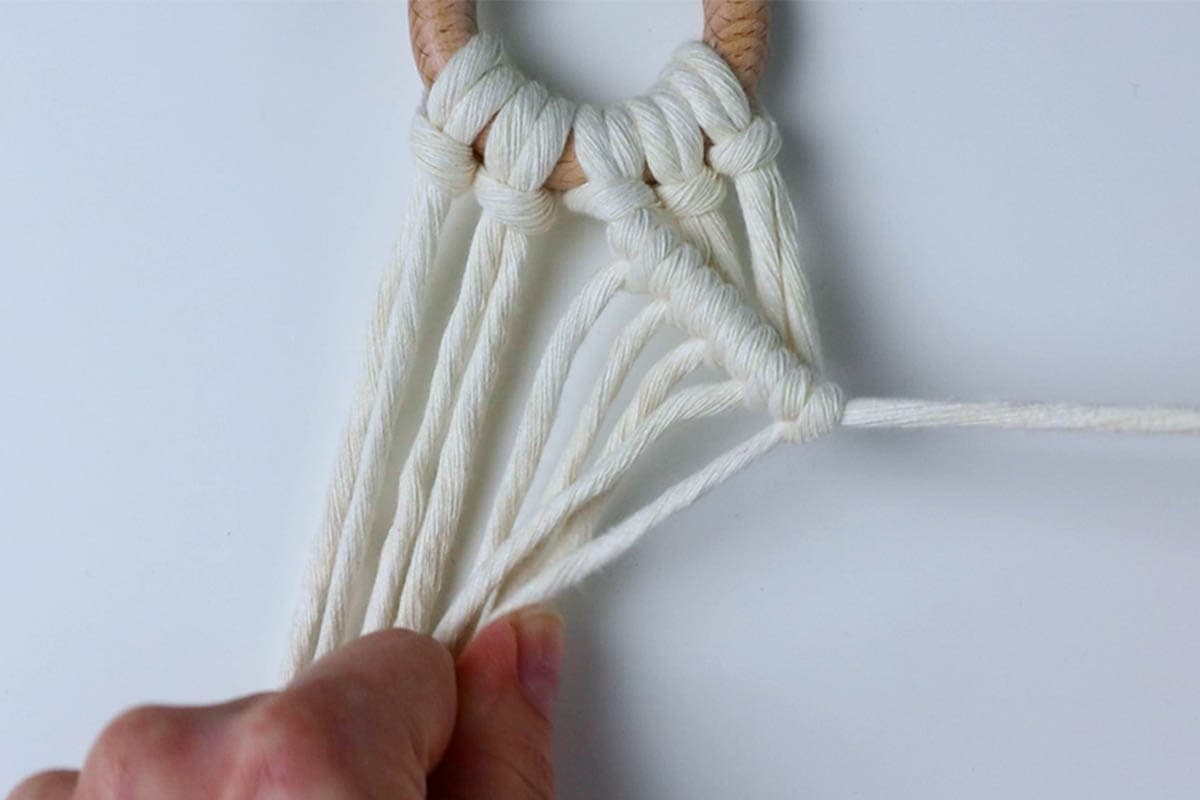 tying the first row of double half hitch knots