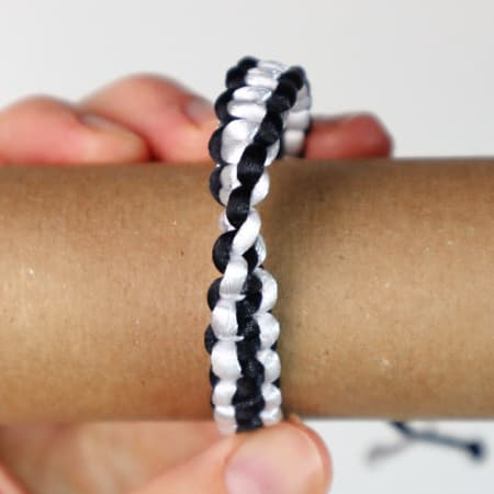 How to Make a 2 Color Macrame Square Knot Bracelet (Reversible!)