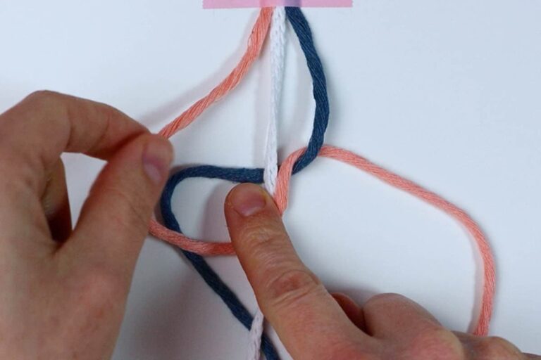 How to Make a 2 Color Macrame Square Knot Bracelet (Reversible