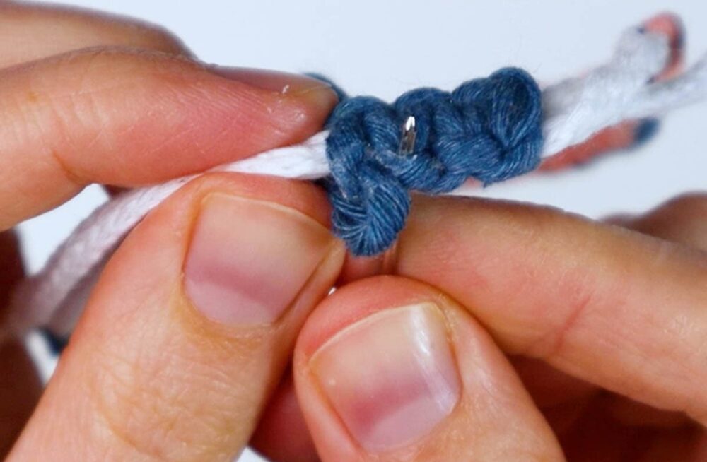 How to Make a 2 Color Macrame Square Knot Bracelet (Reversible