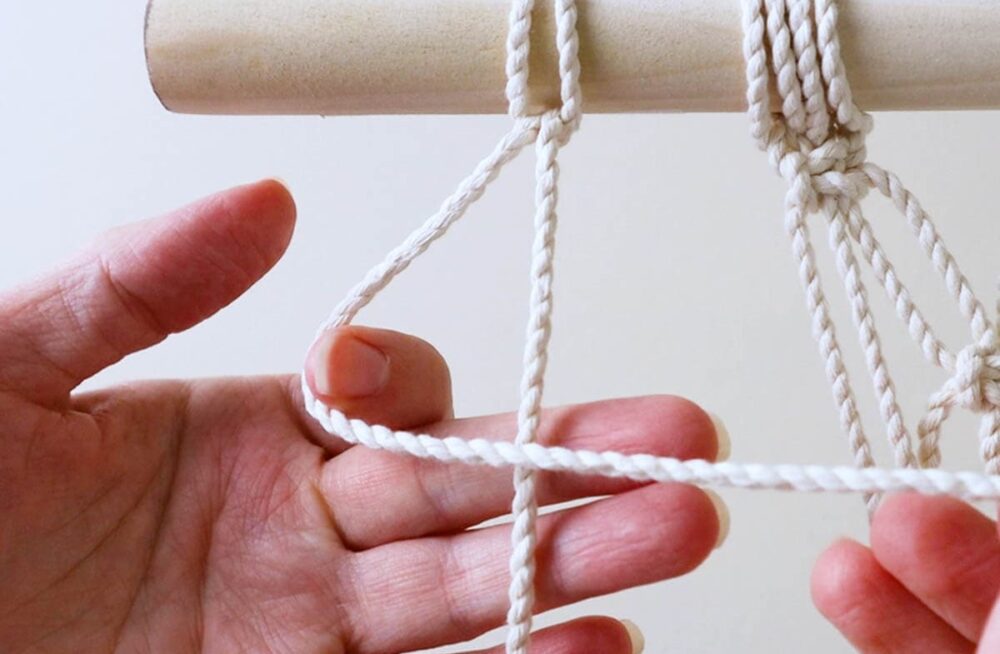 tying alternating half hitch knots