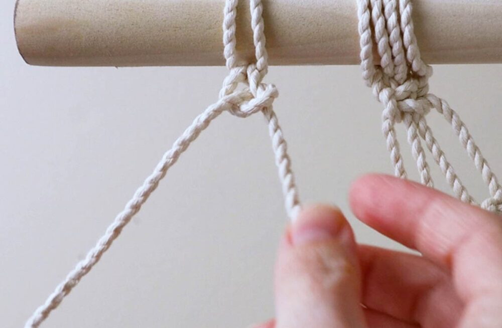 tying alternating half hitch knots