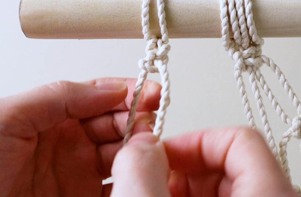 tying alternating half hitch knots