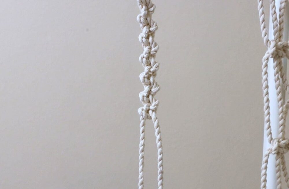 a sennet of alternating half hitch knots