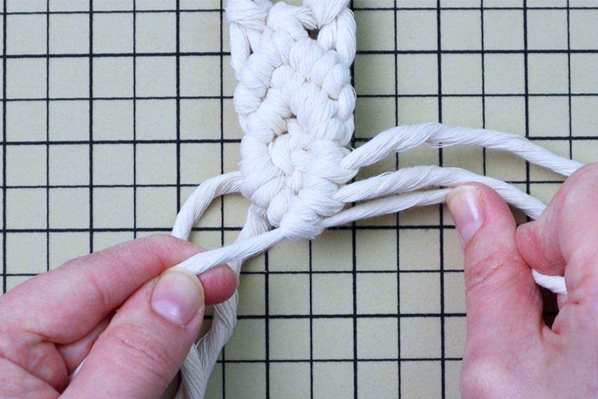 tying double half hitch knots for the first diamond shape