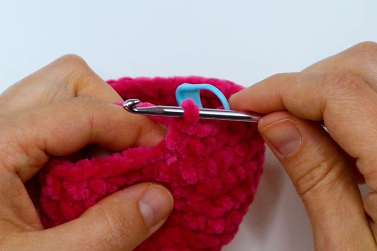 How to Crochet an Amigurumi Ball (Easy Free Pattern!) | Marching North, image size:1200x800