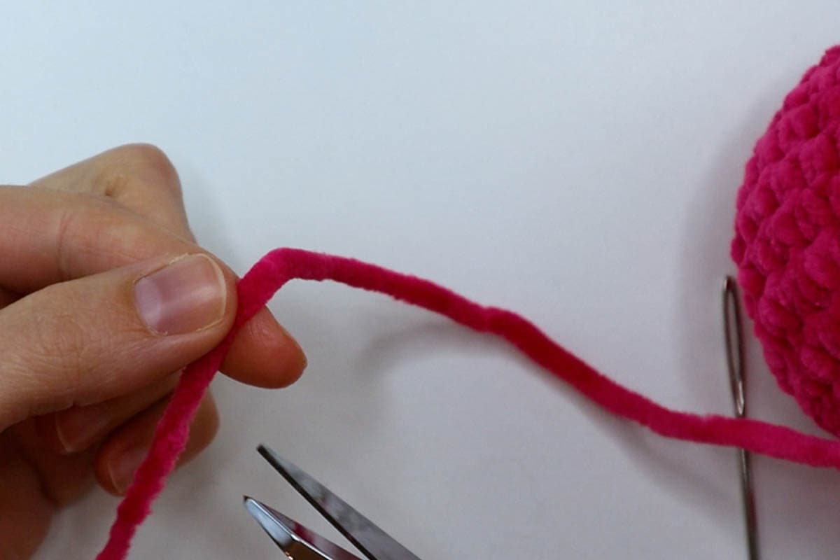cutting the yarn tail