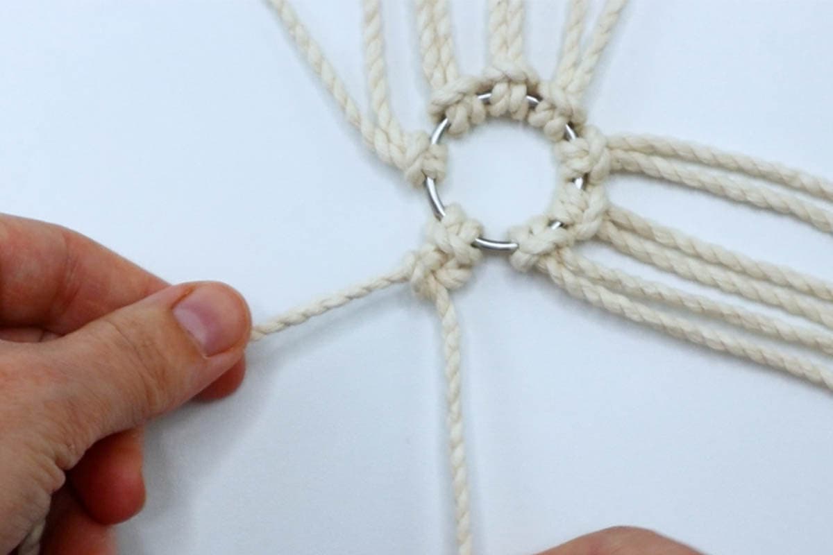 tying alternating half hitch knots