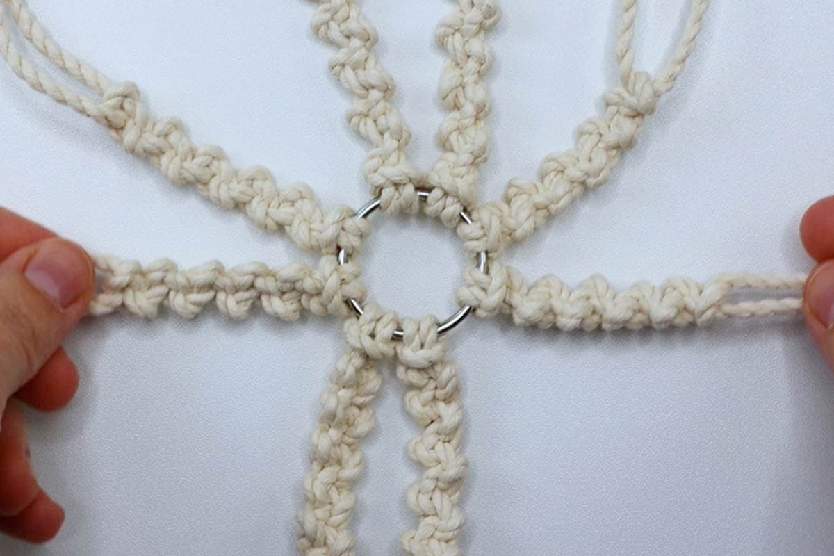 alternating half hitch spokes made with each pair of cords