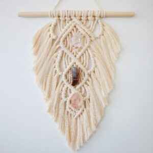 featured image for macrame feather wall hanging