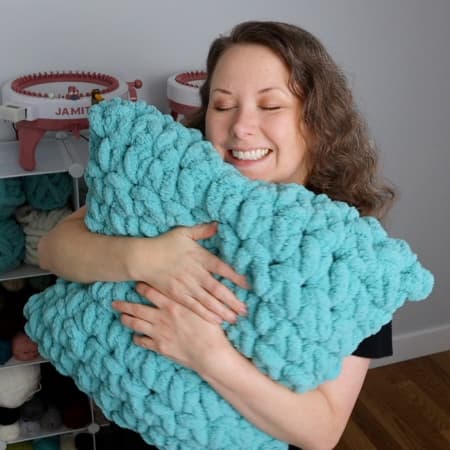 featured image for jumbo crochet throw pillow free pattern