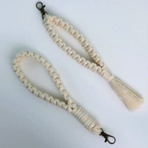 featured image for macrame wristlet keychains
