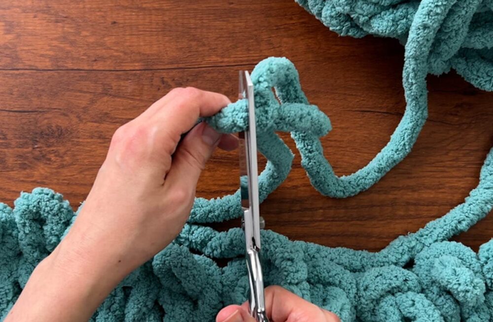 cut off the excess yarn tails