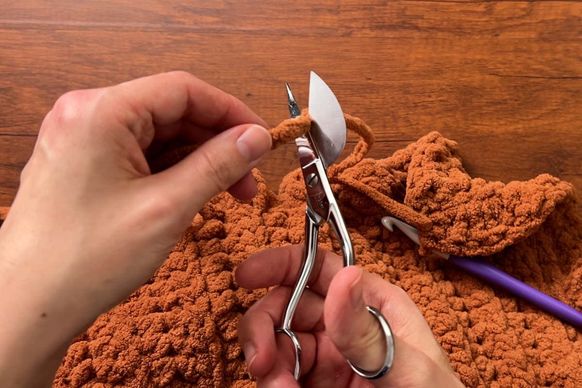 cut the yarn to finish off