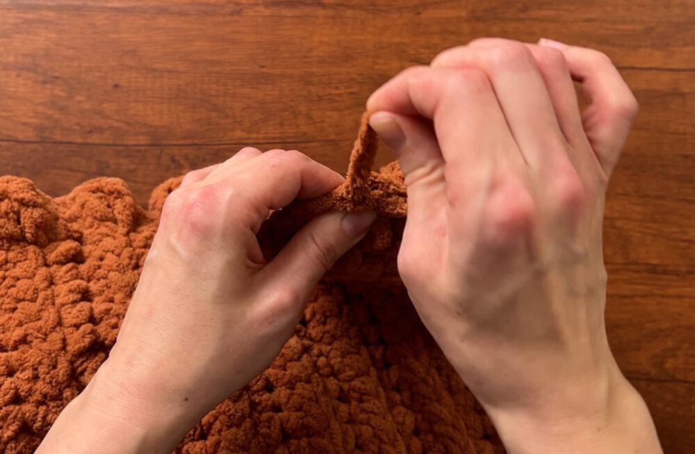 pull the yarn tail tight to finish off