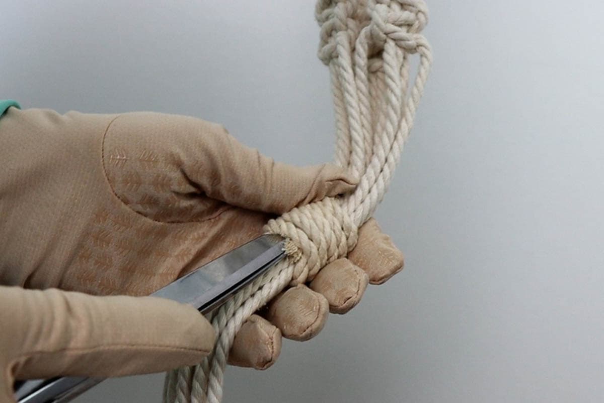 finishing the wrapping knot