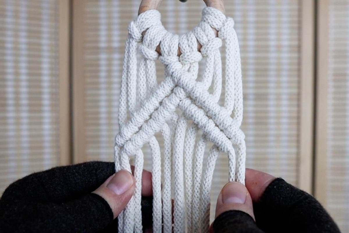 making double half hitch knots for top of diamond on macrame wall plant hanger