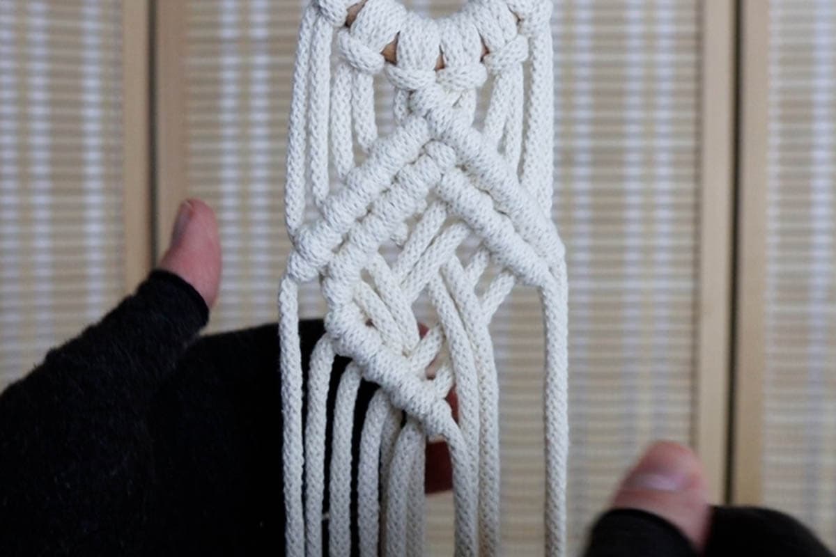 making double half hitch knots for bottom of diamond on macrame wall plant hanger