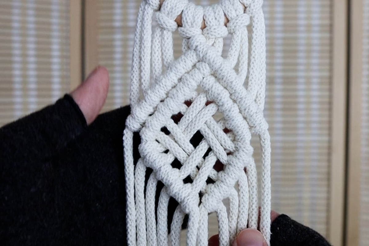 making double half hitch knots for bottom of diamond on macrame wall plant hanger