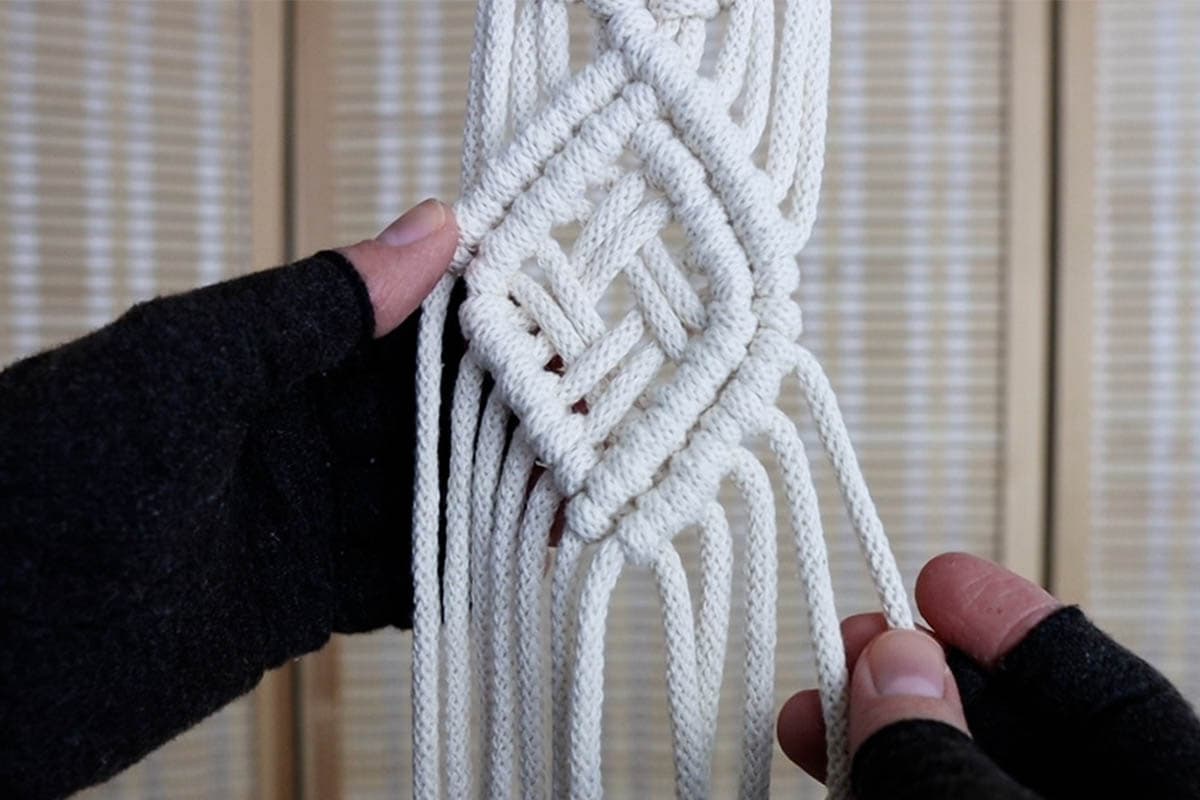 making double half hitch knots for bottom of diamond on macrame wall plant hanger
