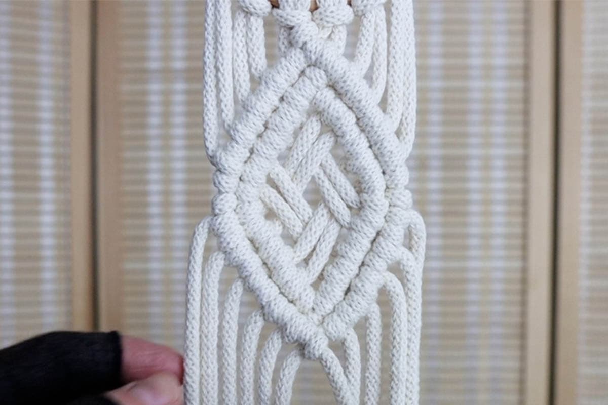 making double half hitch knots for bottom of diamond on macrame wall plant hanger
