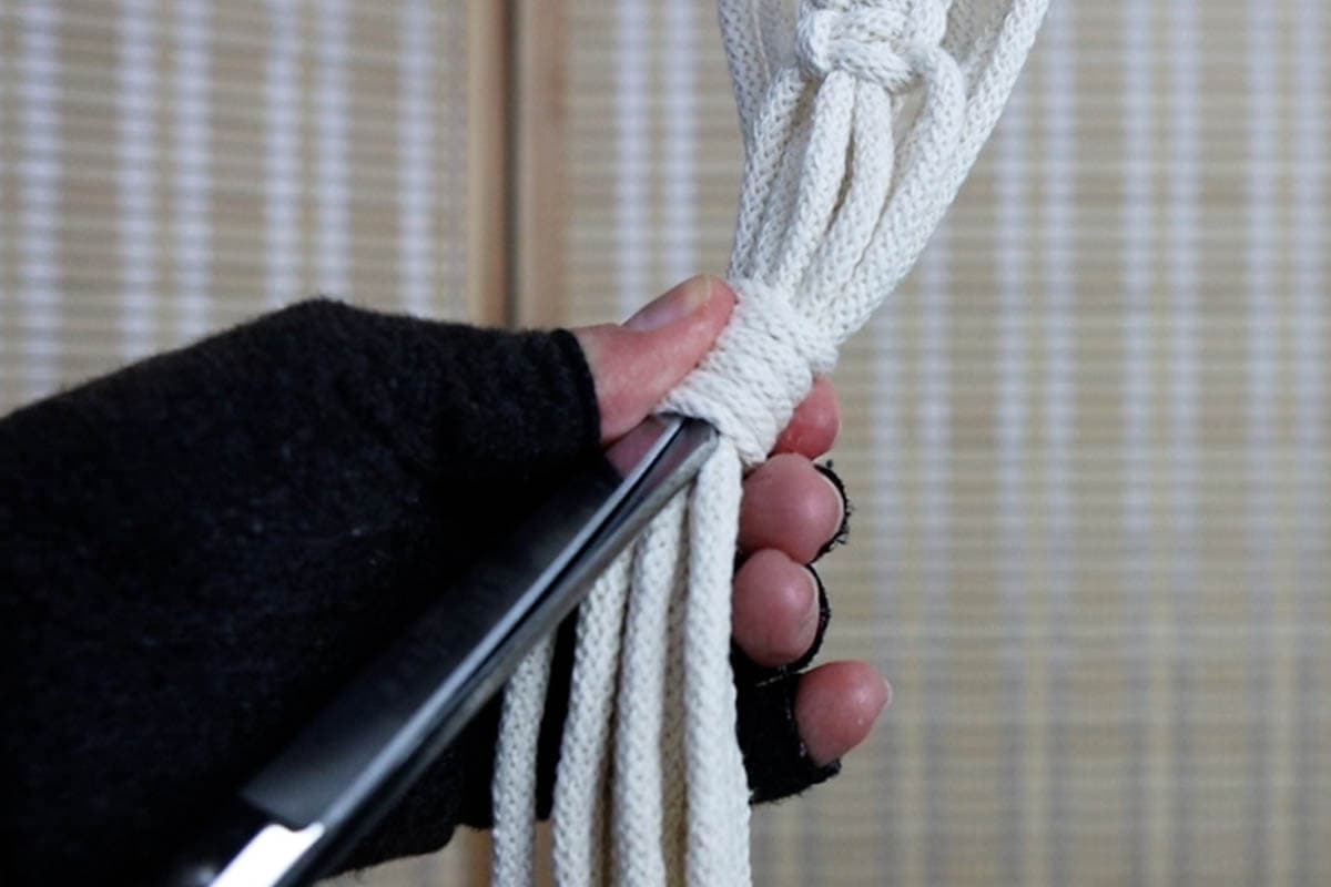 making a wrapping knot for the bottom