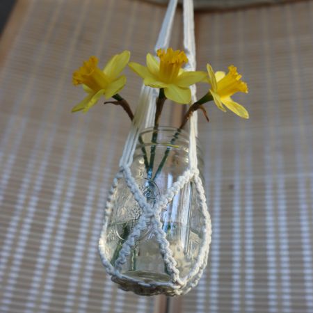 finished macrame mason jar hanger free pattern featured image