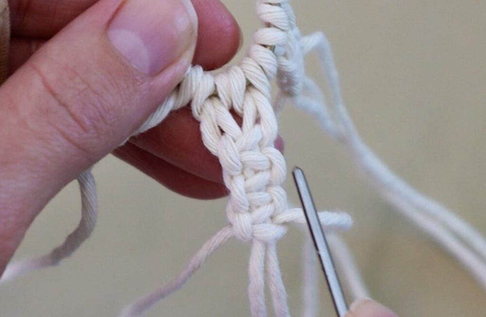 tying a berry knot