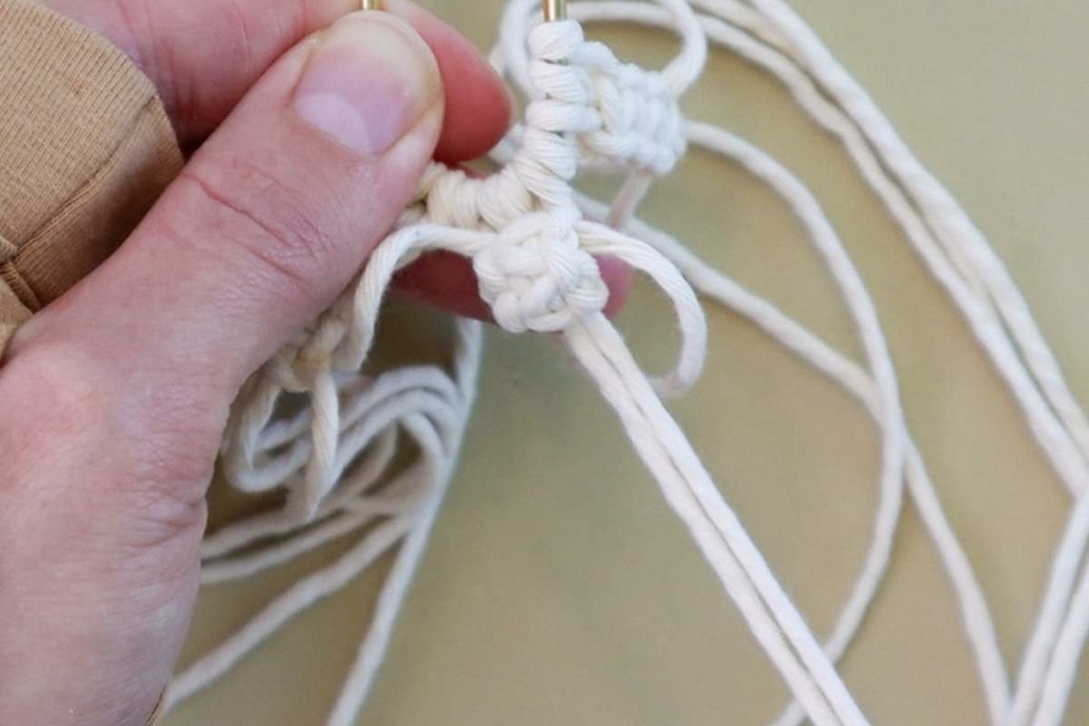 tying a berry knot