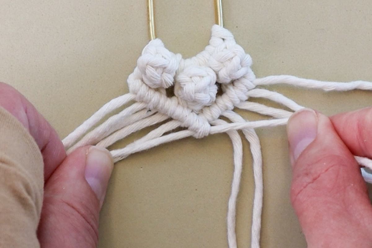 tying the first row of dhhks