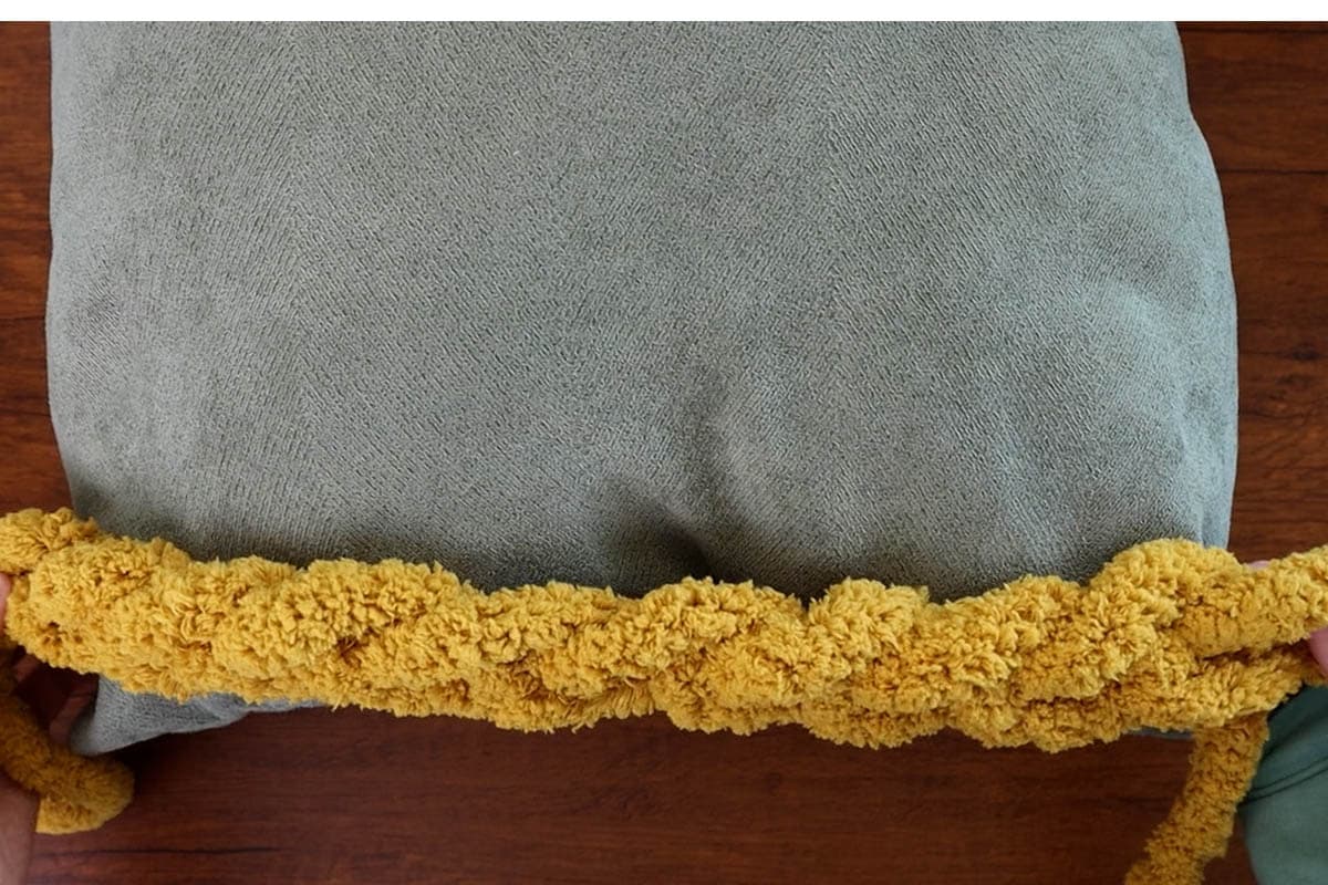 How to Hand Knit a Cozy Square Pillow (Free Pattern & Video ...