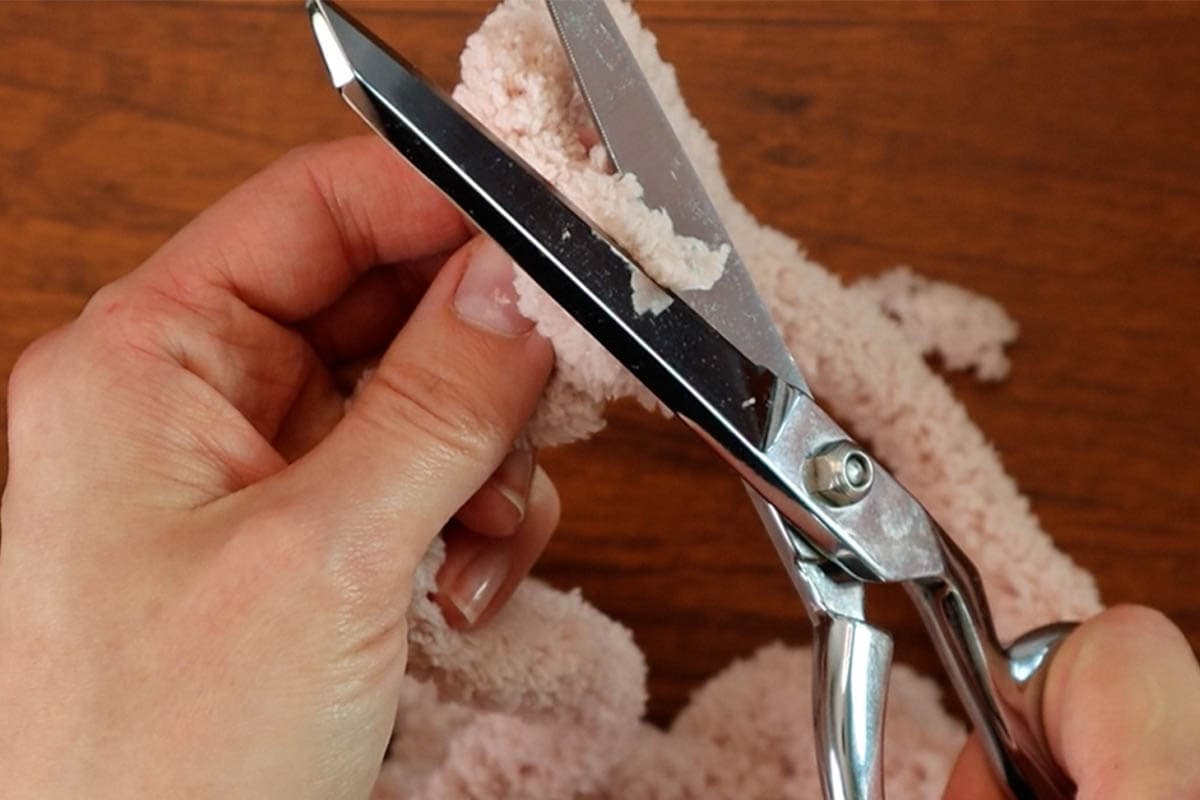 trimming the yarn join knot