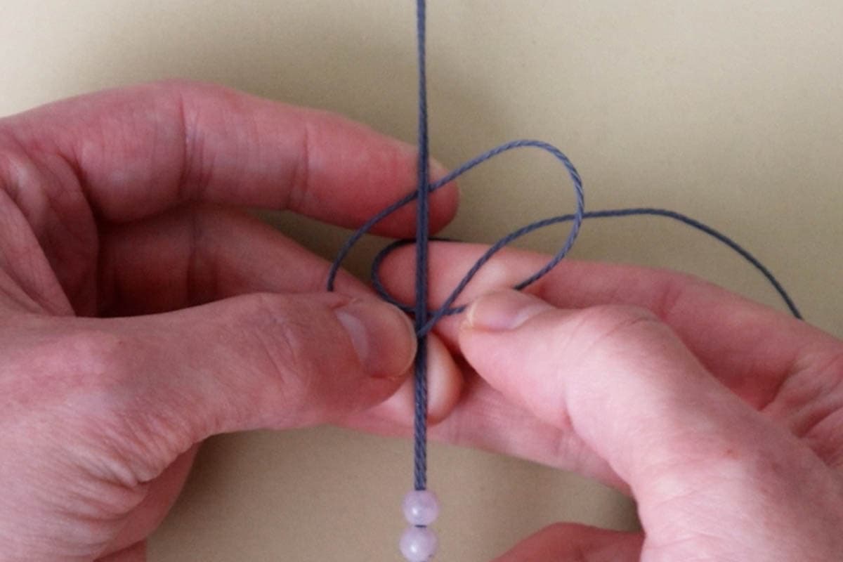 tying a square knot