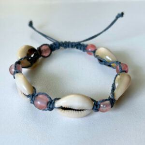 featured image for macrame cowrie shell bracelet post