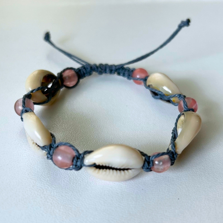 featured image for macrame cowrie shell bracelet post