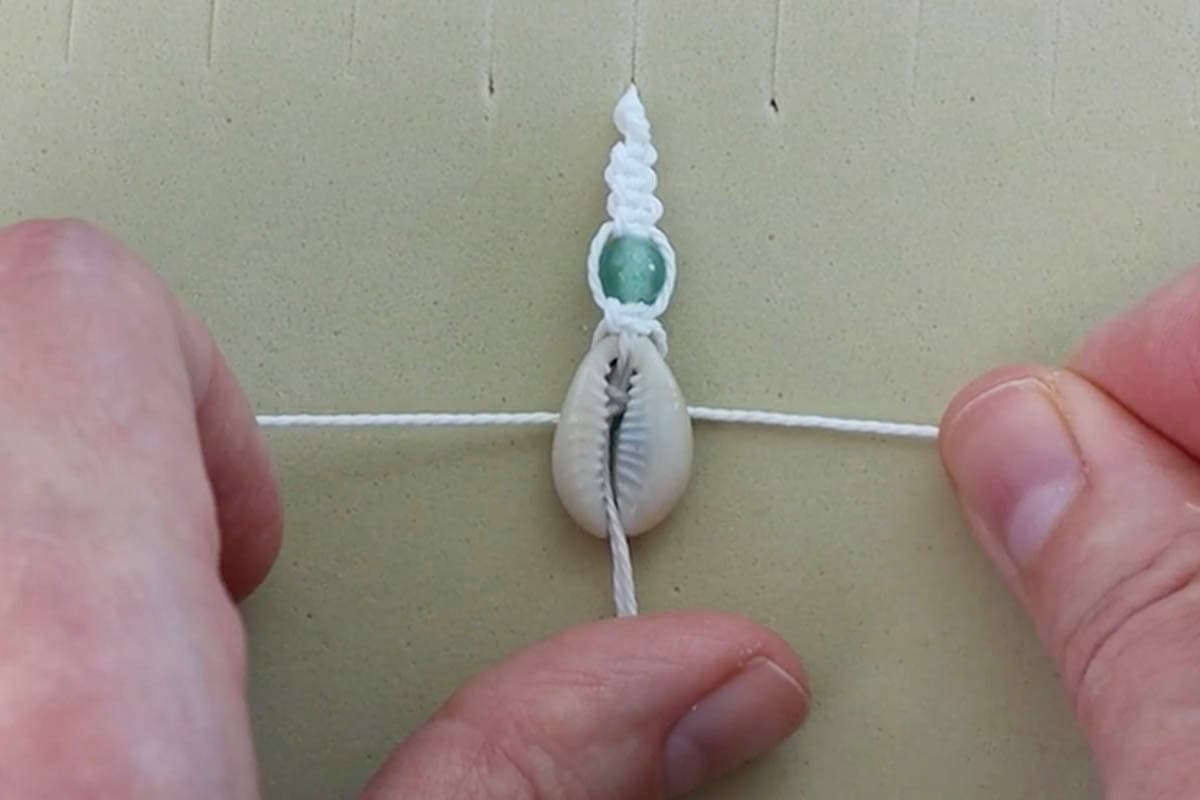 DIY Cowrie Shell Macrame Bracelet (Free Pattern + Video Tutorial ...