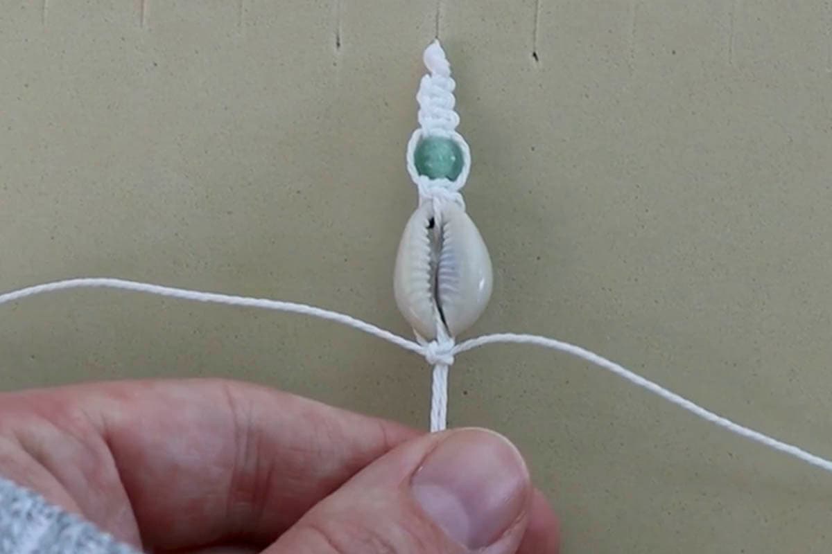 DIY Cowrie Shell Macrame Bracelet (Free Pattern + Video Tutorial ...