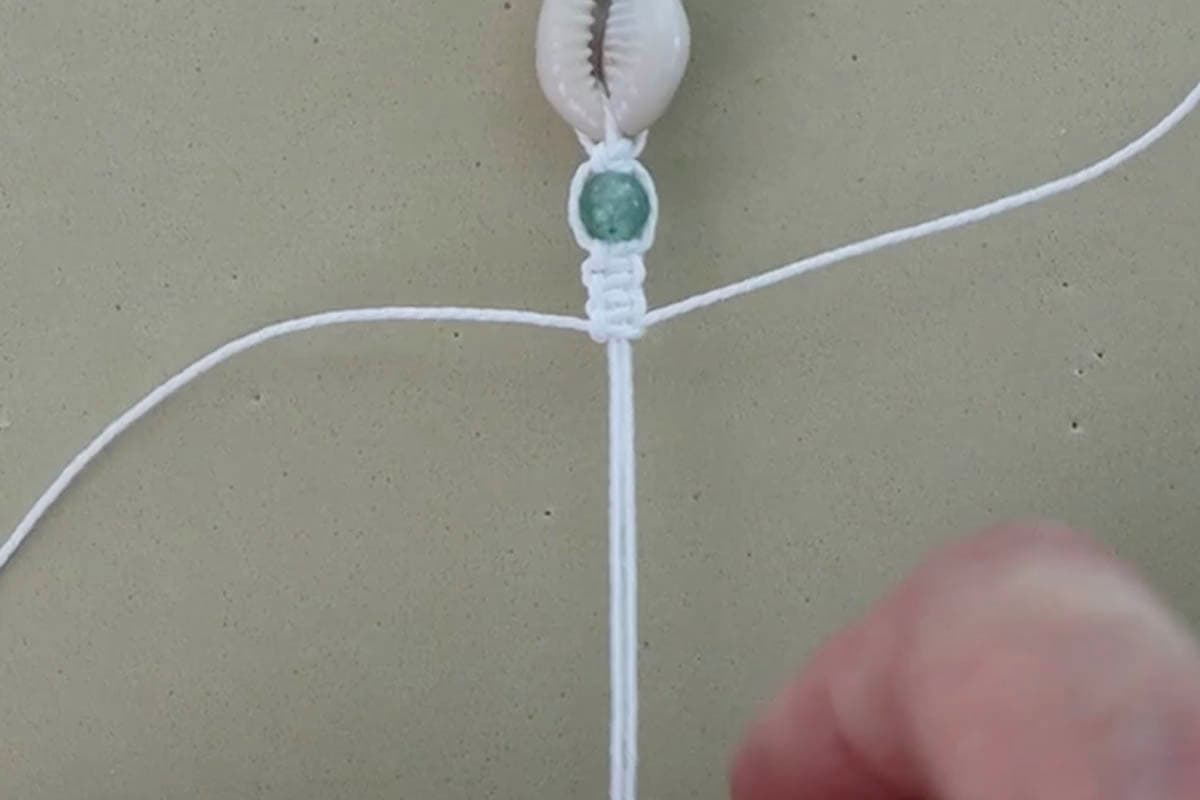 DIY Cowrie Shell Macrame Bracelet (Free Pattern + Video Tutorial ...